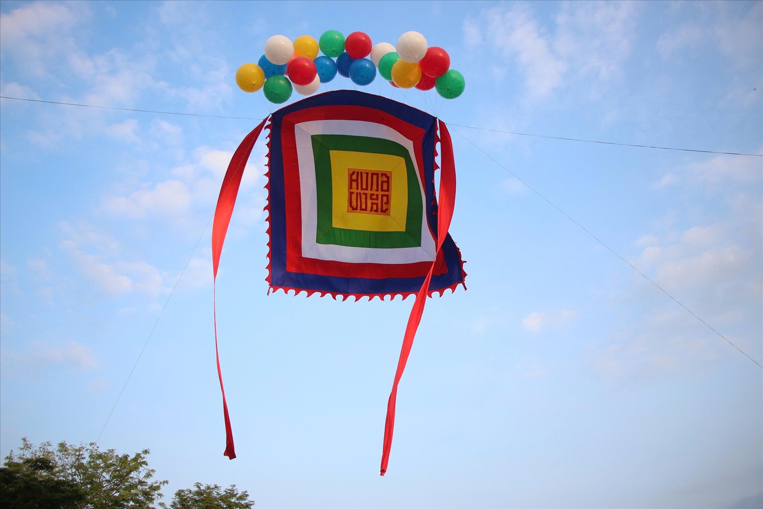 Lá đại kỳ tung bay giữa bầu trời tại Cần Thơ