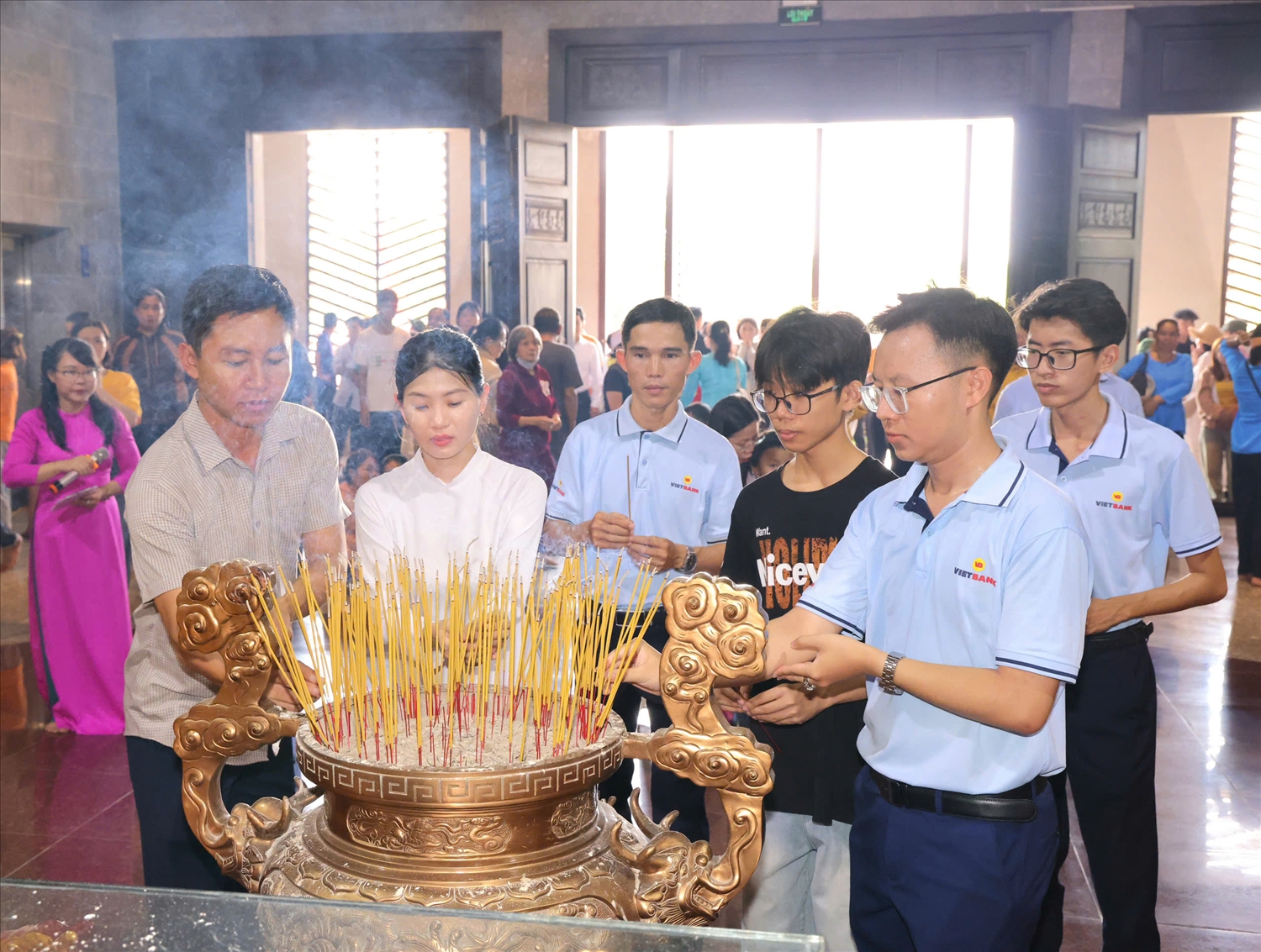 Trong ngày Giỗ Tổ, rất đông người dân đổ về để thành kính thắp nén nhang tới các vị vua Hùng