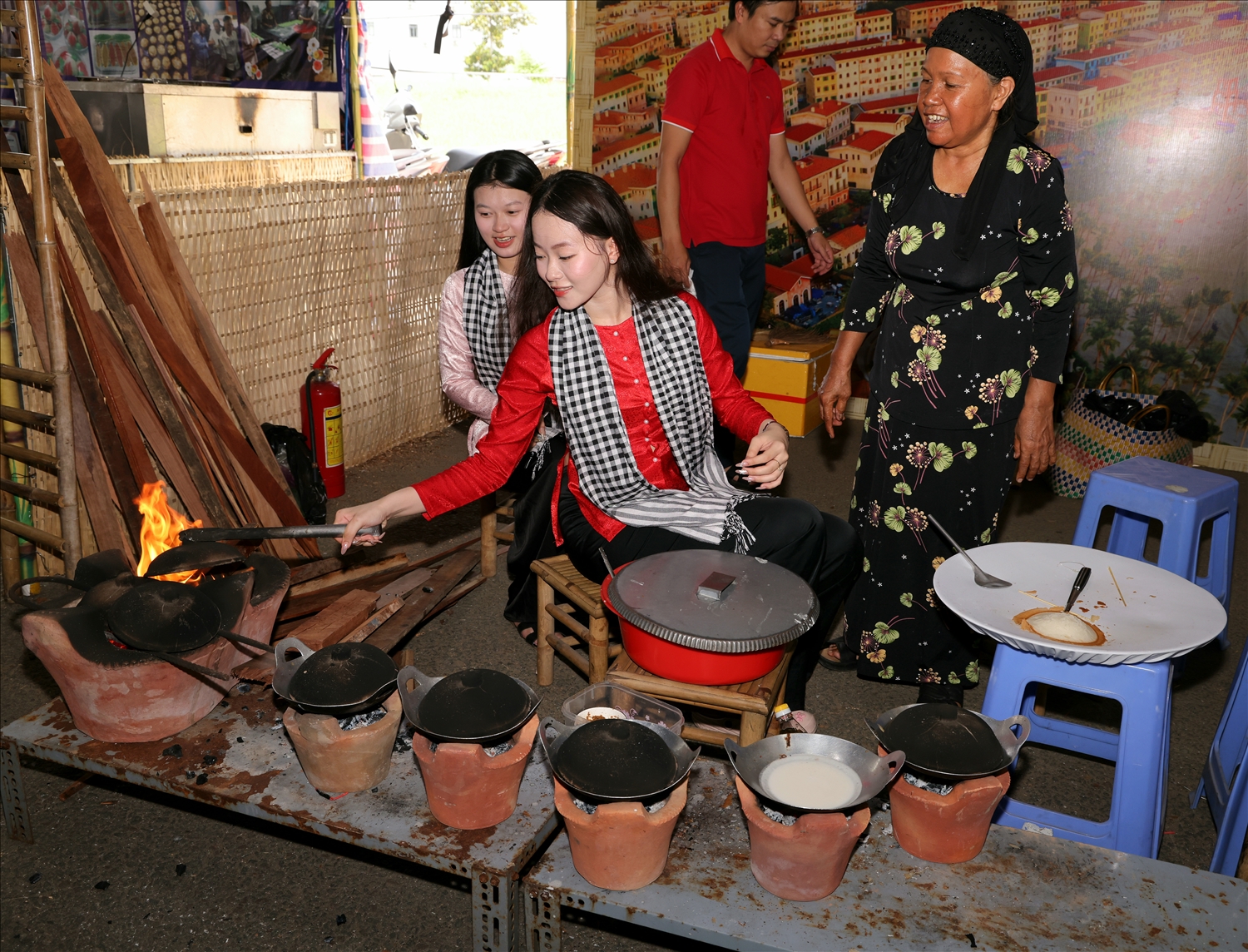 Du khách cũng có thể trải nghiệm làm bánh dân gian với các nghệ nhân. (Ảnh: Trung Phạm)