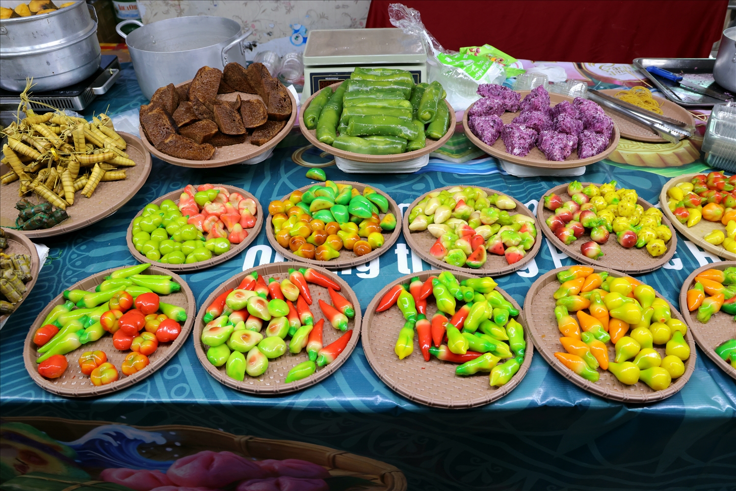 Với trên 300 gian hàng, Lễ hội có nhiều loại bánh dân gian để phục vụ du khách. (Ảnh: Trung Phạm)