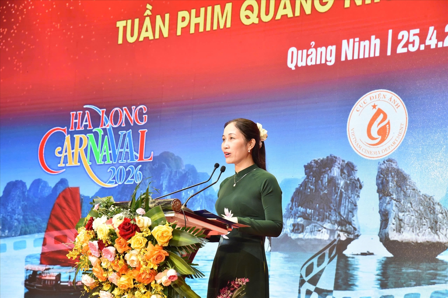 Bà Nguyễn Thị Thanh Thuỷ, Phó Giám đốc Sở Văn hóa, Thể thao và Du lịch tỉnh Quảng Ninh phát biểu chào mừng Đợt phim kỷ niệm các ngày lễ lớn và Tuần phim Quảng Ninh chào hè năm 2026