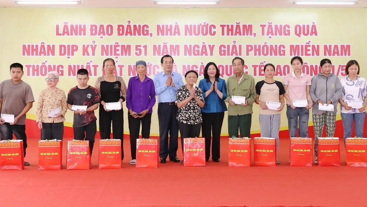 Chủ tịch Ủy ban Trung ương MTTQ Việt Nam Bùi Thị Minh Hoài và Bí thư Tỉnh ủy Thanh Hóa Lê Đức Thái trao quà cho các gia đình chính sách và người nghèo Ảnh: Minh Hiếu