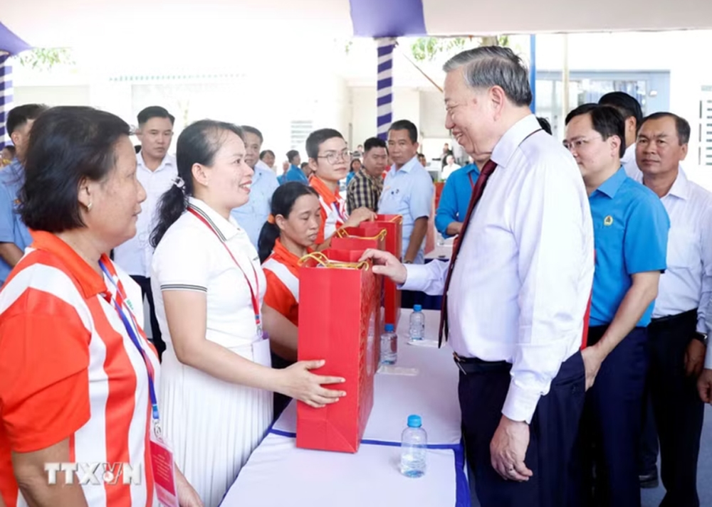 Tổng Bí thư, Chủ tịch nước Tô Lâm tặng quà cho công nhân - Ảnh: TTXVN