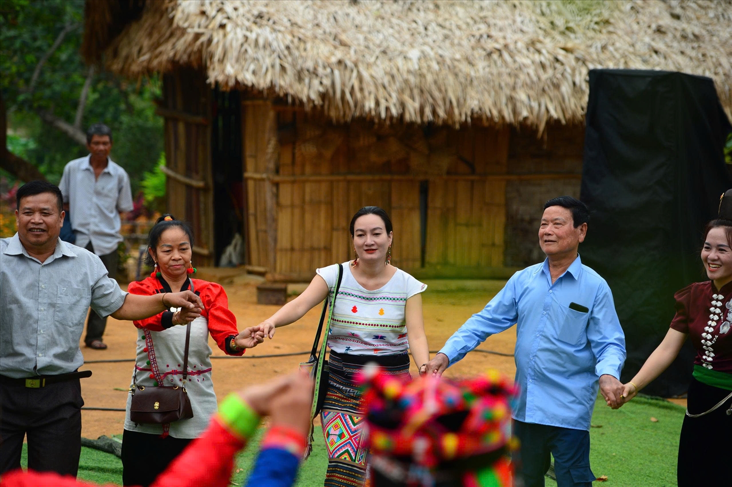Chị Ka’ Thị Ngọc Hương giao lưu văn nghệ cùng đồng bào các dân tộc tại Ngày Văn hoá các dân tộc Việt Nam 19/4/2026
