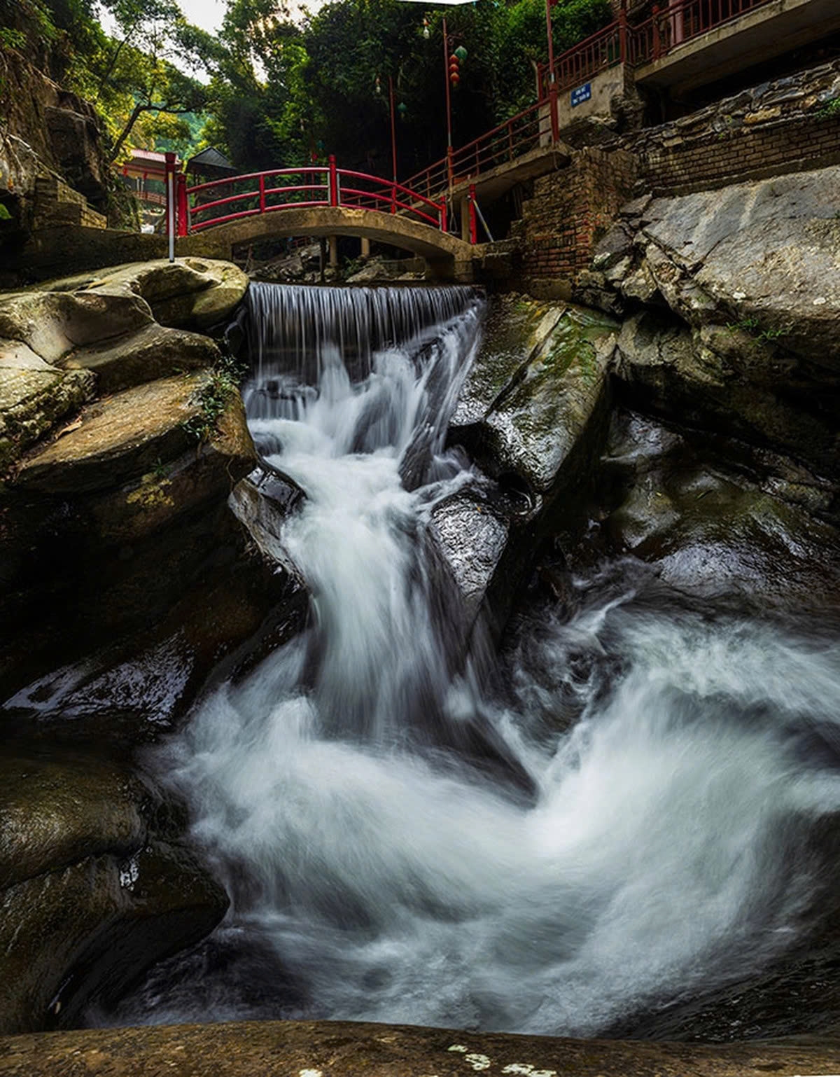 Thác Bản Khiếng có dòng nước chảy xiết từ đỉnh núi Mẫu Sơn, có ghềnh đá rêu trơn trượt, rất nguy hiểm