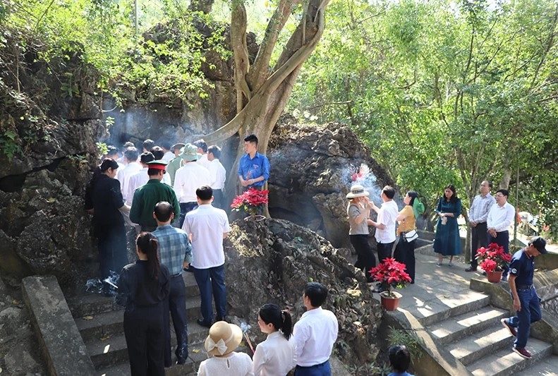 Người dân đến dâng hương tại hang Co Phương