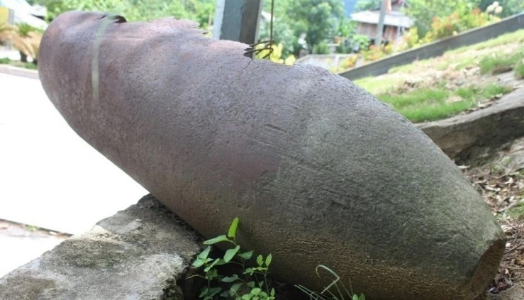 Xác quả bom còn sót lại tại khu Di tích lịch sử quốc gia Hang Co Phương – chứng tích tàn khốc của chiến tranh.