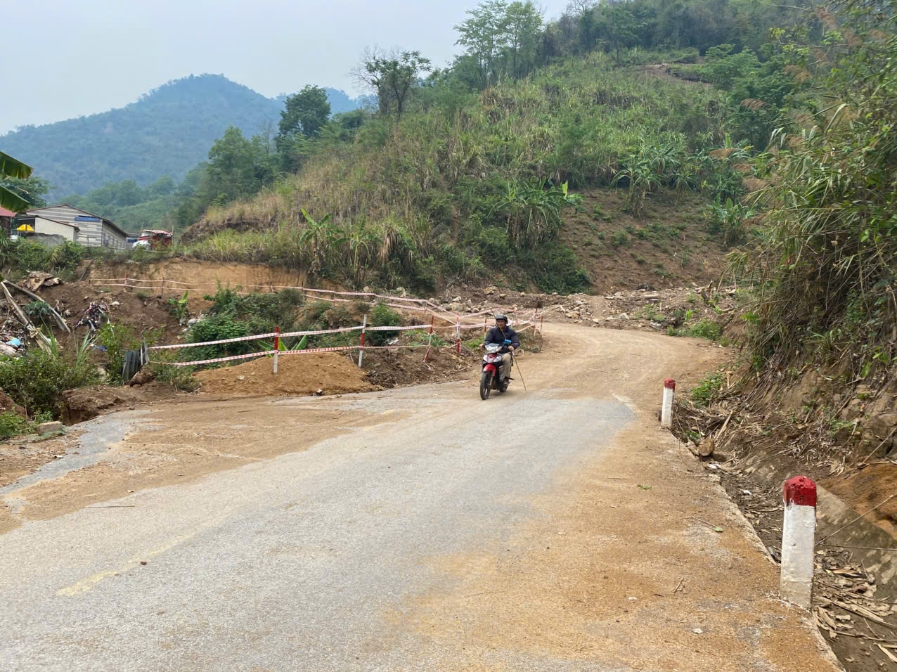 Vẫn còn hàng chục điểm đứt gãy, sụt lún nền đường và hơn 100km trên tuyến Quốc lộ 16 cần kiên cố hóa mặt đường