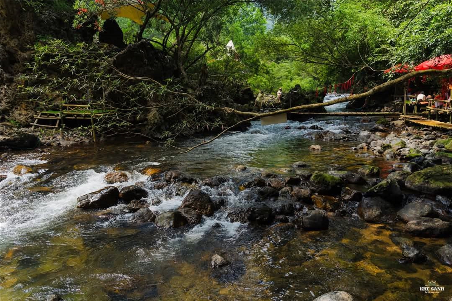 Suối A Lao nước hoang sơ, trong lành