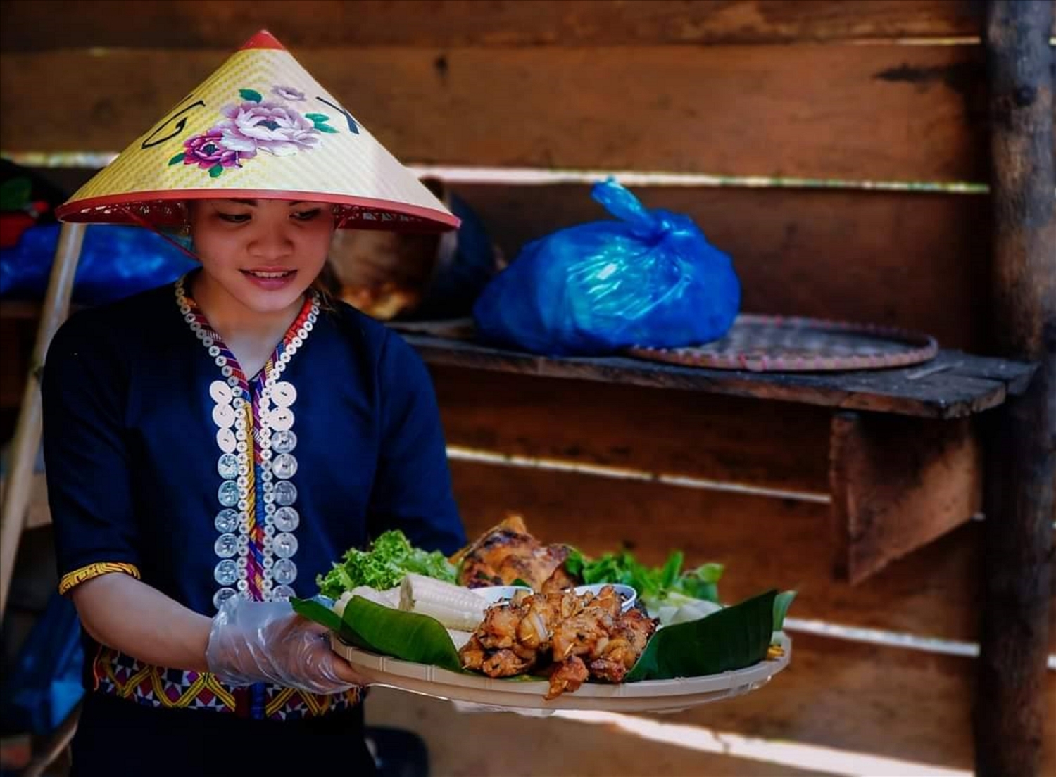 Phụ nữ dân tộc Bru Vân Kiều giới thiệu đặc sản ẩm thực địa phương.