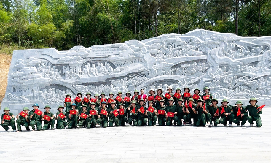 Các em học sinh Trường THPT Dân tộc Nội trú tỉnh Điện Biên tham quan di tích Trung tâm đề kháng Him Lam