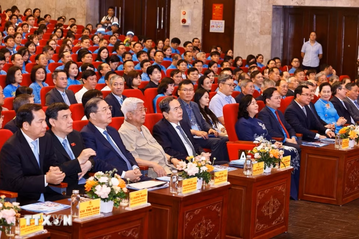 Ủy viên Bộ Chính trị, Chủ tịch Quốc hội Trần Thanh Mẫn cùng các đại biểu dự buổi lễ - Ảnh: TTXVN