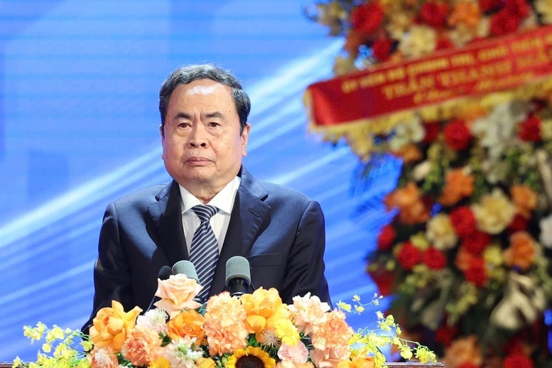 Chủ tịch Quốc hội nhấn mạnh, Công đoàn Việt Nam đã khẳng định rõ nét vai trò là tổ chức chính trị - xã hội rộng lớn của giai cấp công nhân, là chỗ dựa tin cậy của đoàn viên, người lao động - Ảnh: VGP/Thu Cúc