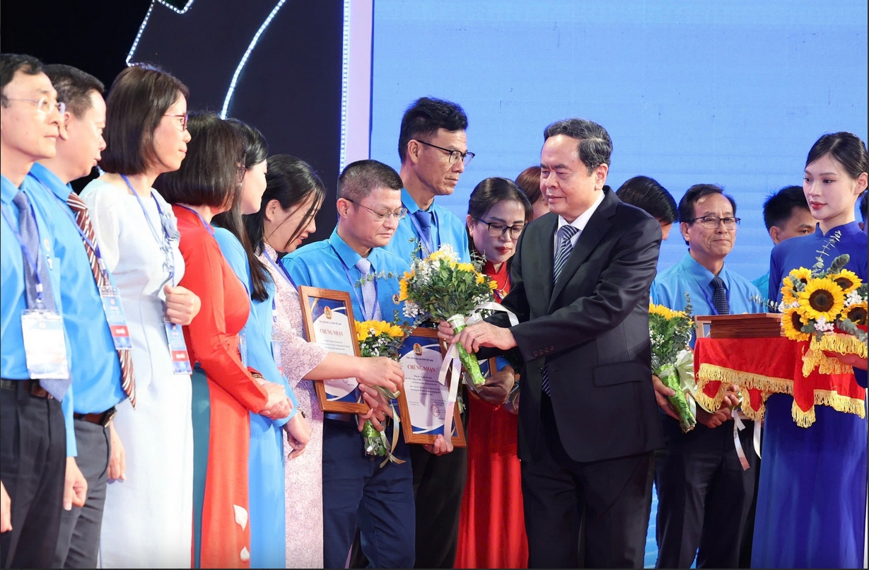 Chủ tịch Quốc hội trao giấy chứng nhận, tuyên dương các chủ tịch Công đoàn cơ sở xuất sắc tiêu biểu - Ảnh: VGP/Thu Cúc