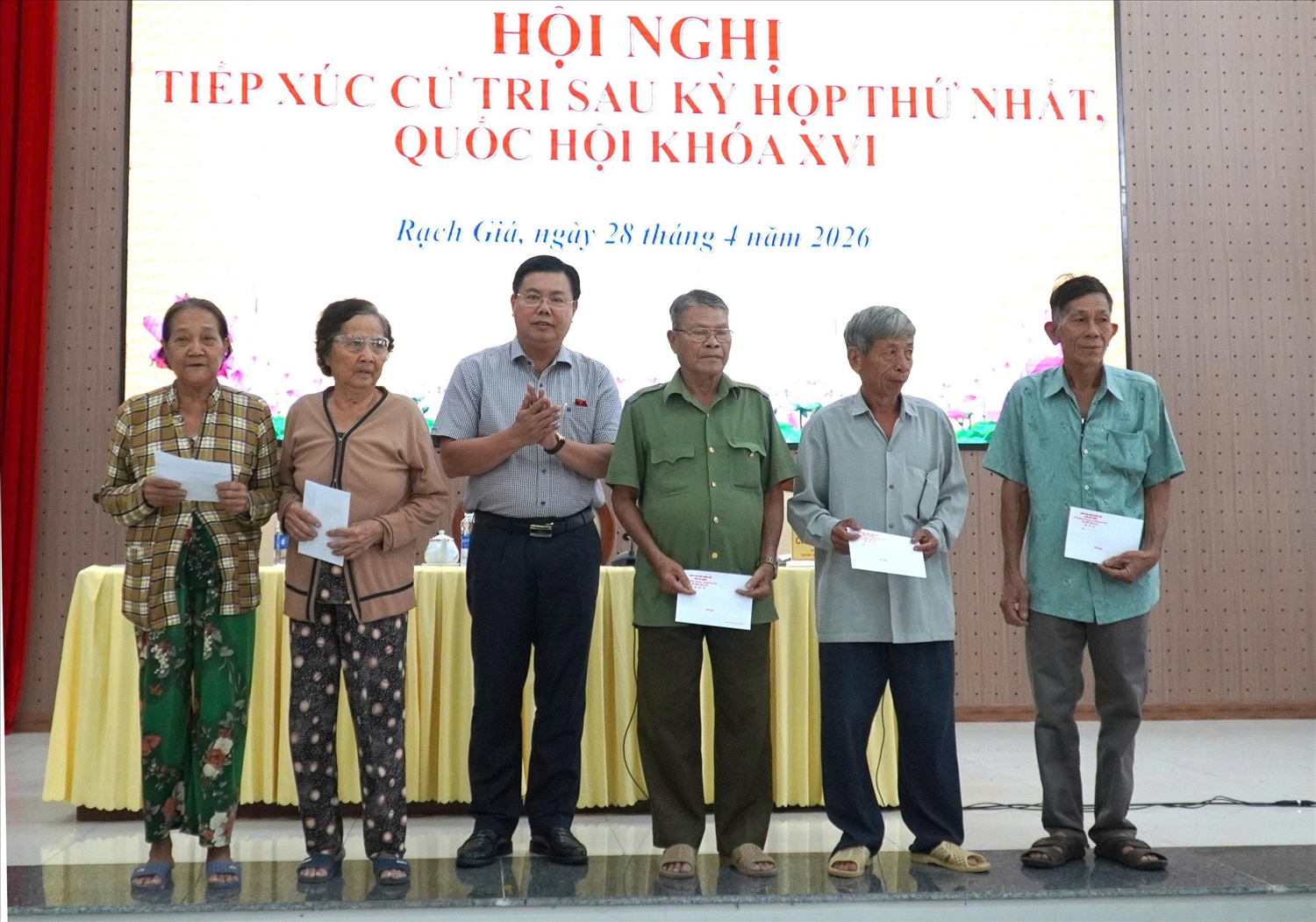 Ông Nguyễn Tiến Hải, Ủy viên Trung ương Đảng, Bí thư Tỉnh ủy, Trưởng Đoàn đại biểu Quốc hội tỉnh An Giang trao quà đến các hộ gia đình chính sách