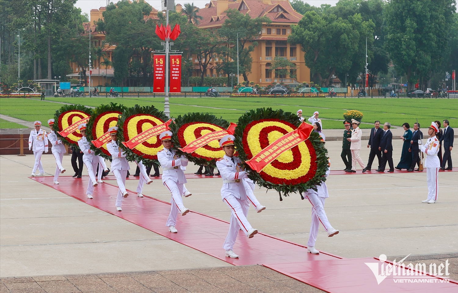 Lãnh đạo, nguyên lãnh đạo Đảng, Nhà nước do Tổng Bí thư, Chủ tịch nước Tô Lâm dẫn đầu đến đặt vòng hoa và vào Lăng viếng Chủ tịch Hồ Chí Minh