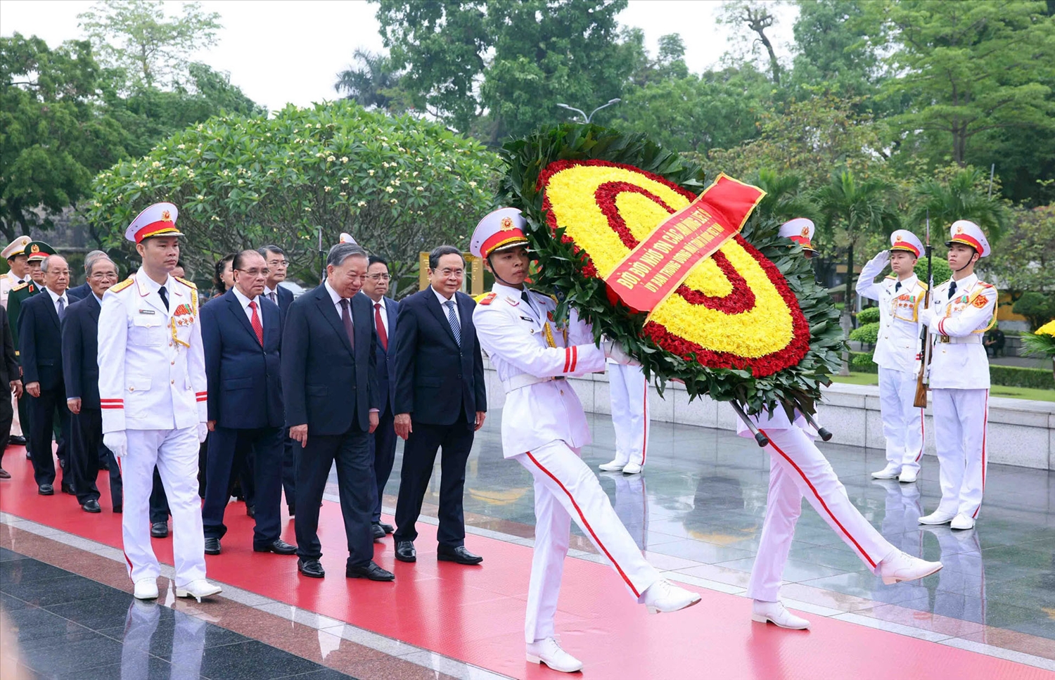 Lãnh đạo, nguyên lãnh đạo Đảng, Nhà nước tới đặt vòng hoa, dâng hương tưởng niệm các Anh hùng liệt sĩ tại Đài tưởng niệm các Anh hùng liệt sĩ