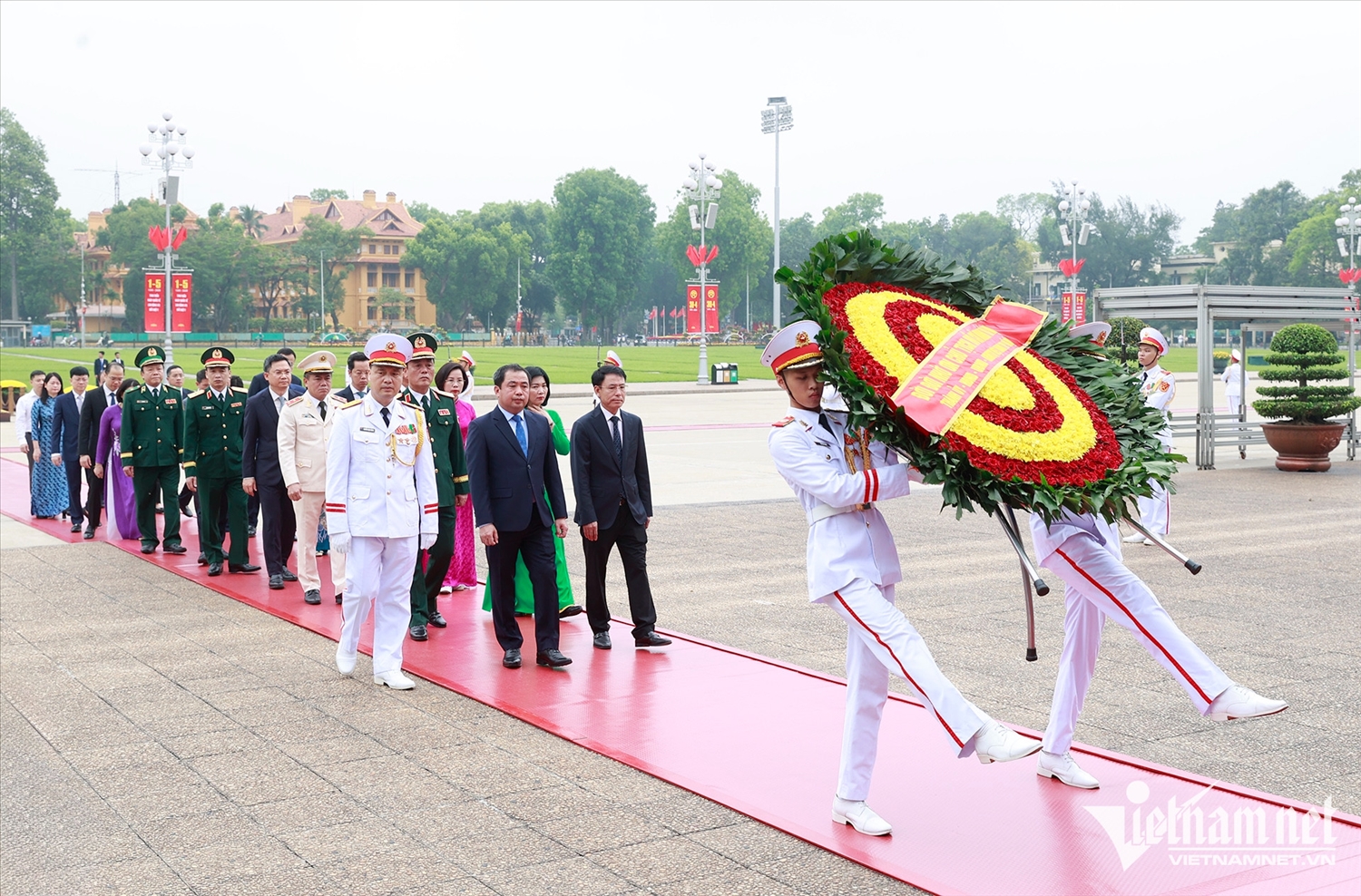 Đoàn đại biểu Thành ủy, HĐND, UBND, MTTQ Việt Nam TP Hà Nội tưởng niệm Chủ tịch Hồ Chí Minh