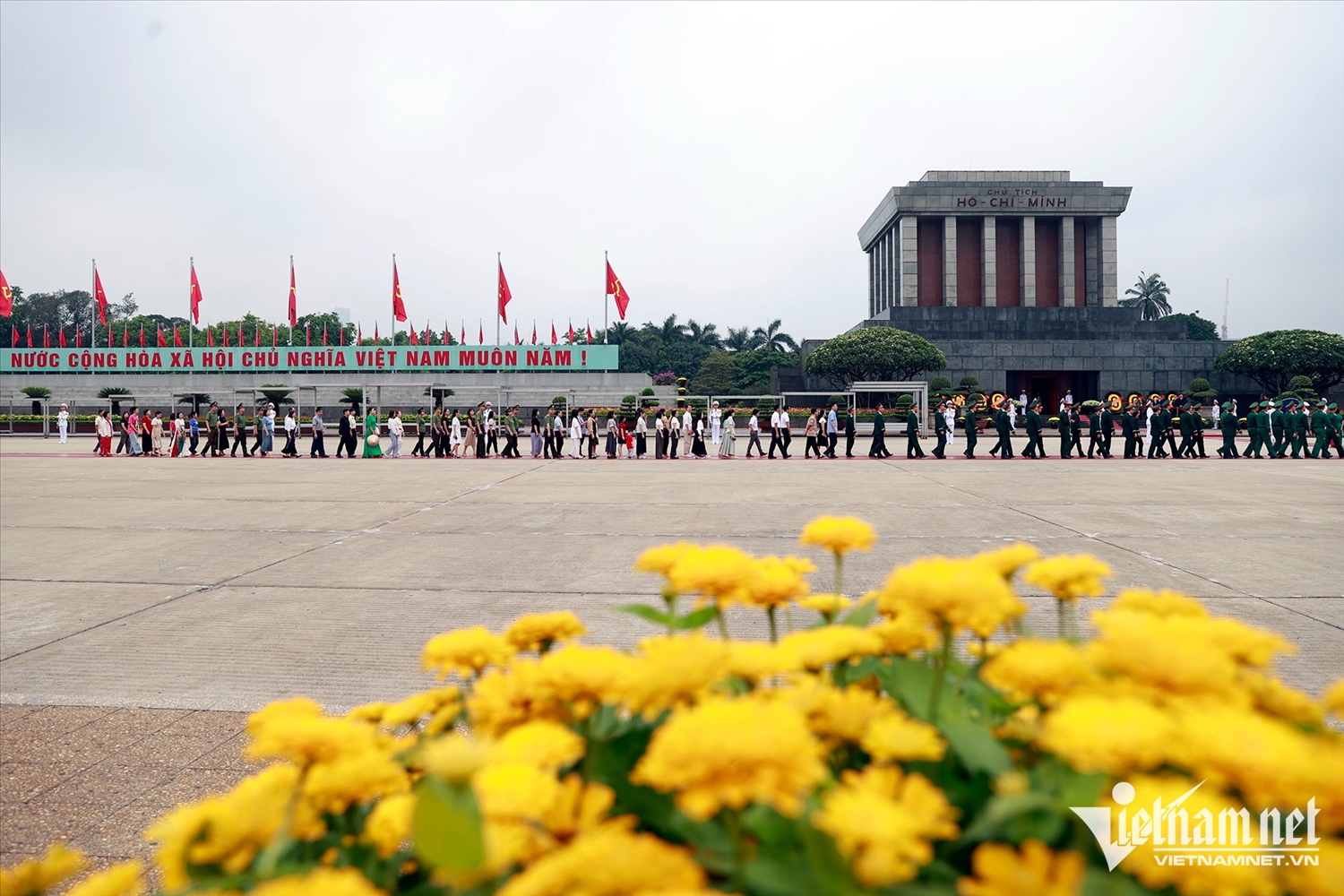 Nhân dân vào Lăng viếng Chủ tịch Hồ Chí Minh