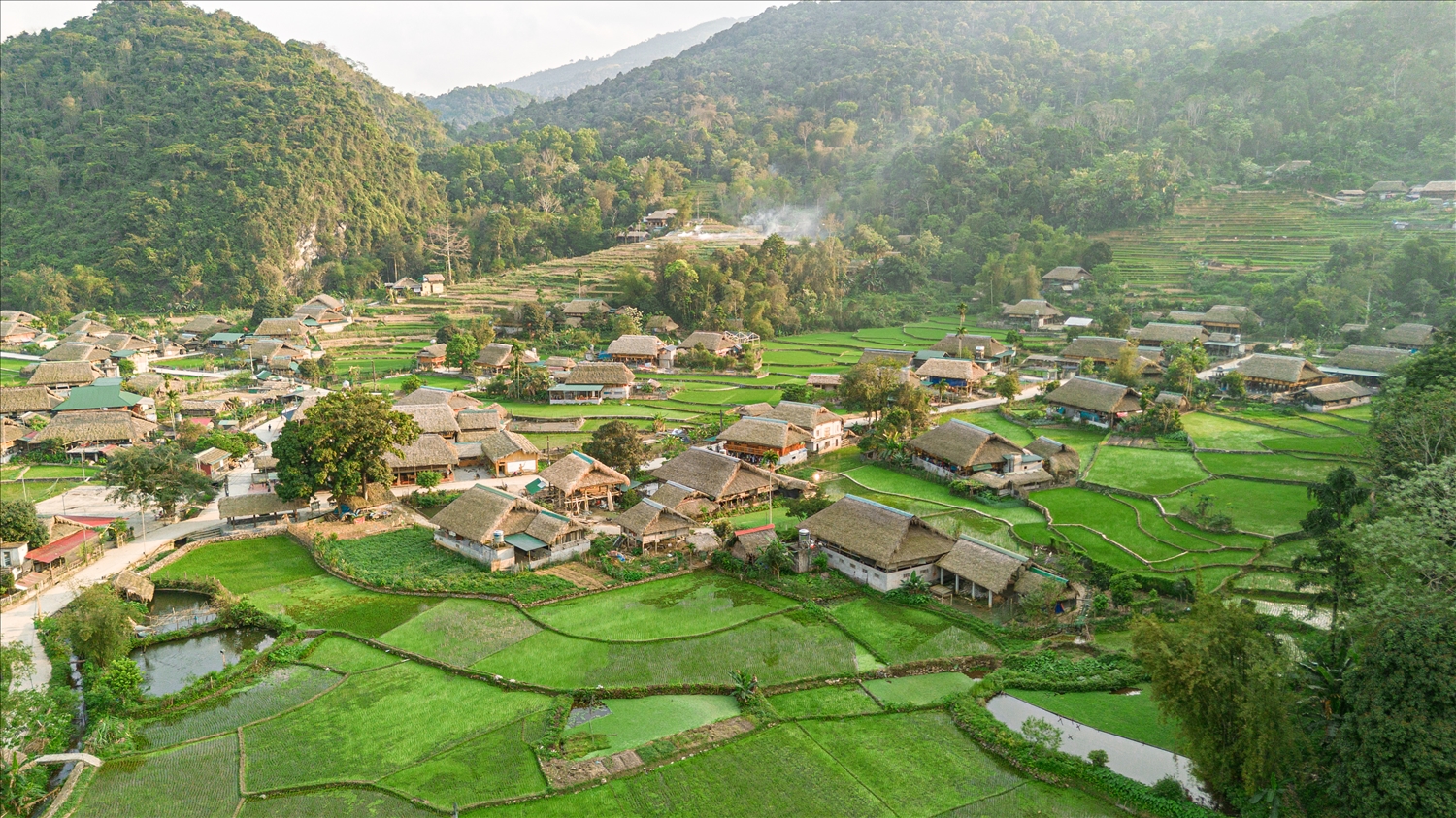 Bản làng vùng cao Tuyên Quang với nếp nhà, ruộng nương xen giữa núi rừng, đời sống đồng bào các dân tộc ngày càng khởi sắc, đổi thay rõ nét qua từng năm