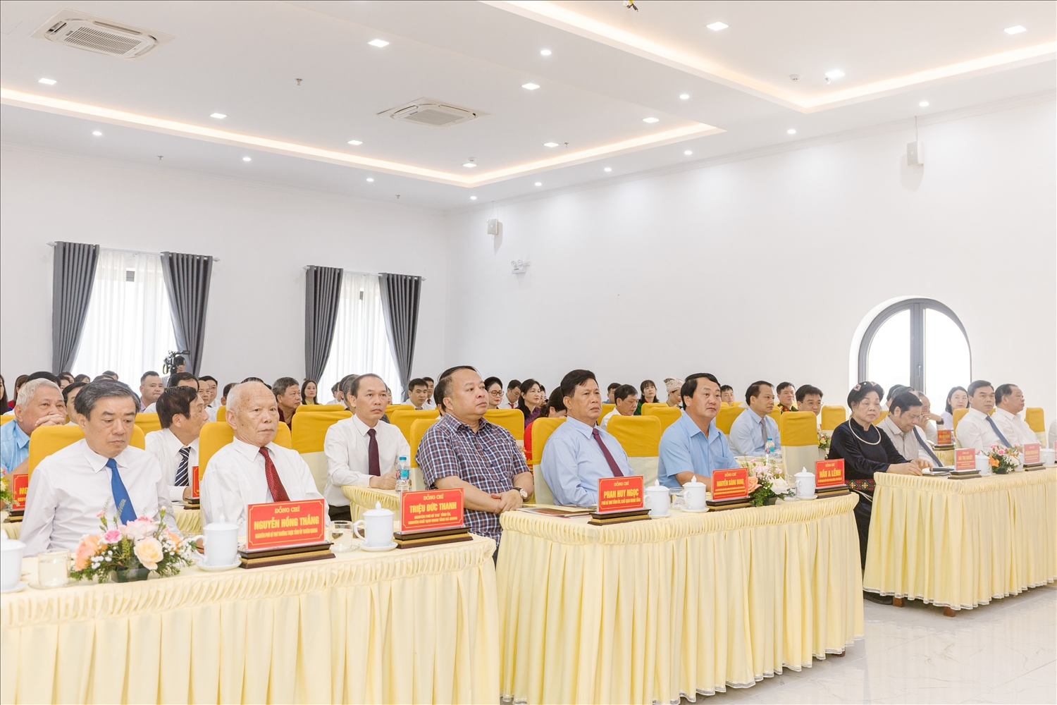 Các đồng chí lãnh đạo tỉnh Tuyên Quang và đại biểu dự buổi gặp mặt kỷ niệm 80 năm Ngày truyền thống cơ quan quản lý nhà nước về lĩnh vực công tác dân tộc