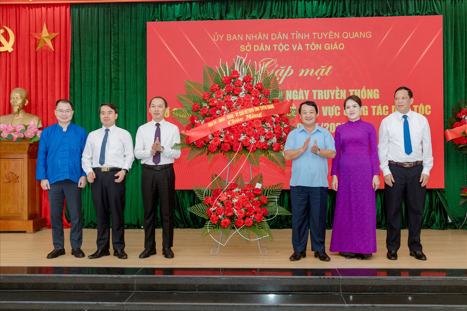 Bí thư Tỉnh ủy Hầu A Lềnh tặng hoa chúc mừng Sở Dân tộc và Tôn giáo tỉnh Tuyên Quang nhân kỷ niệm 80 năm Ngày truyền thống cơ quan quản lý nhà nước về công tác dân tộc (03/5/1946 – 03/5/2026)