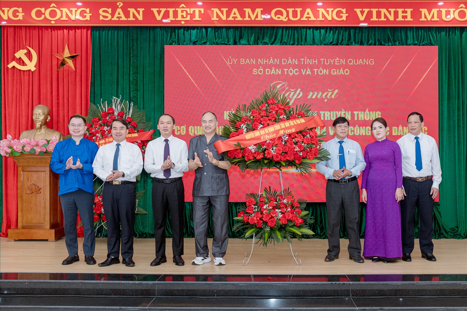 Các đồng chí nguyên lãnh đạo cơ quan làm công tác dân tộc qua các thời kỳ tặng hoa chúc mừng Sở Dân tộc và Tôn giáo tỉnh Tuyên Quang nhân dịp kỷ niệm 80 năm Ngày truyền thống ngành công tác dân tộc