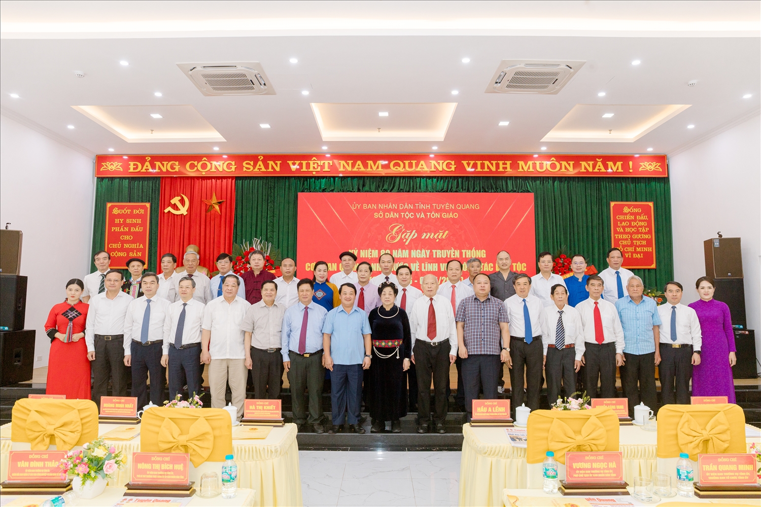 Các đồng chí lãnh đạo tỉnh Tuyên Quang chụp ảnh lưu niệm cùng các đồng chí nguyên lãnh đạo cơ quan công tác dân tộc qua các thời kỳ tại buổi gặp mặt kỷ niệm 80 năm Ngày truyền thống ngành công tác dân tộc