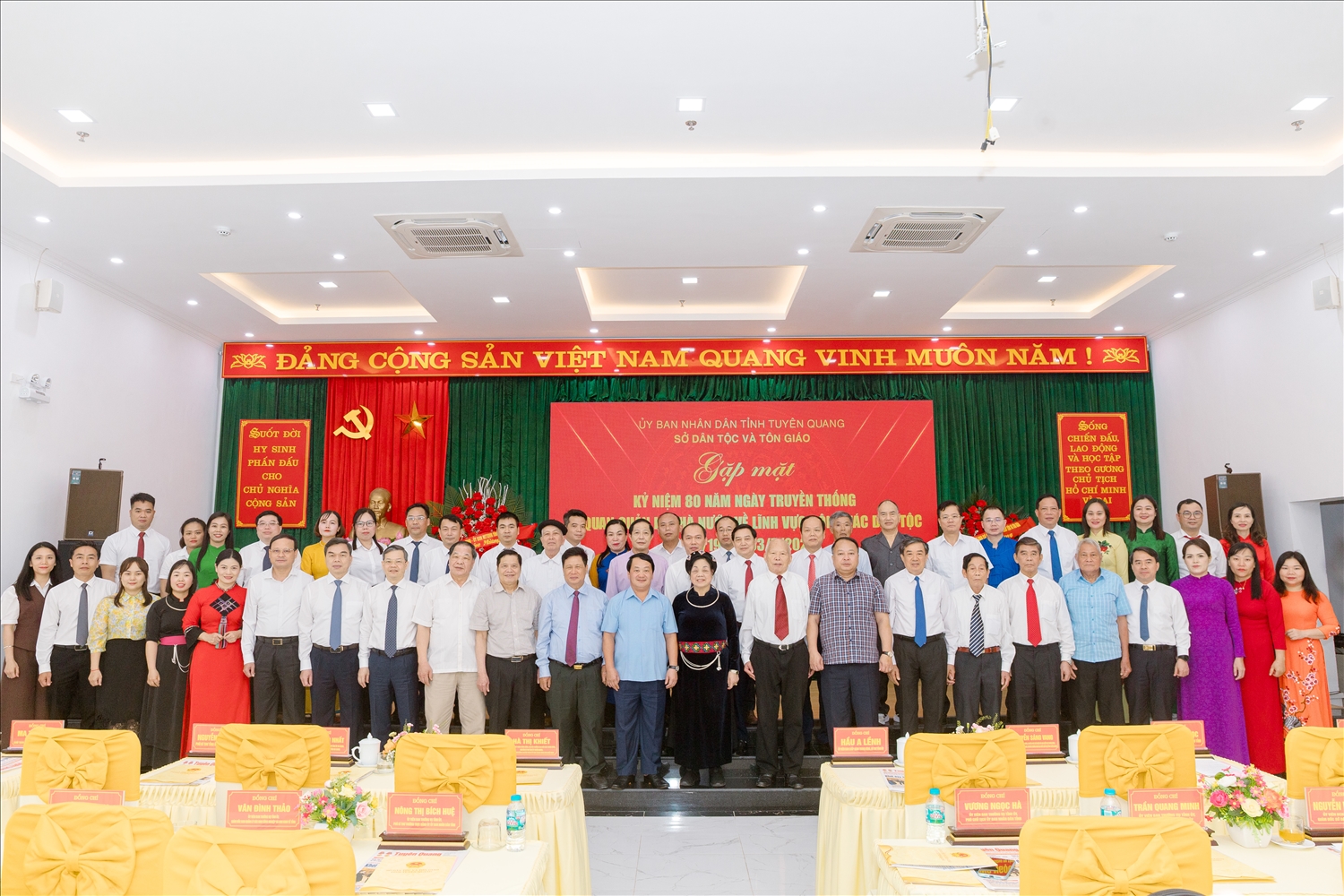 Các đồng chí lãnh đạo tỉnh Tuyên Quang chụp ảnh lưu niệm cùng các đồng chí nguyên lãnh đạo cơ quan công tác dân tộc qua các thời kỳ và cán bộ, công chức Sở Dân tộc và Tôn giáo tỉnh Tuyên Quang