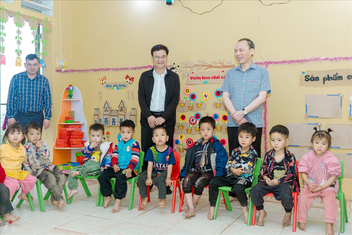 Đồng chí Nguyễn Văn Dưng, Giám đốc Sở Dân tộc và Tôn giáo tỉnh Tuyên Quang thăm điểm trường, động viên thầy và trò là con em đồng bào dân tộc Cơ Lao