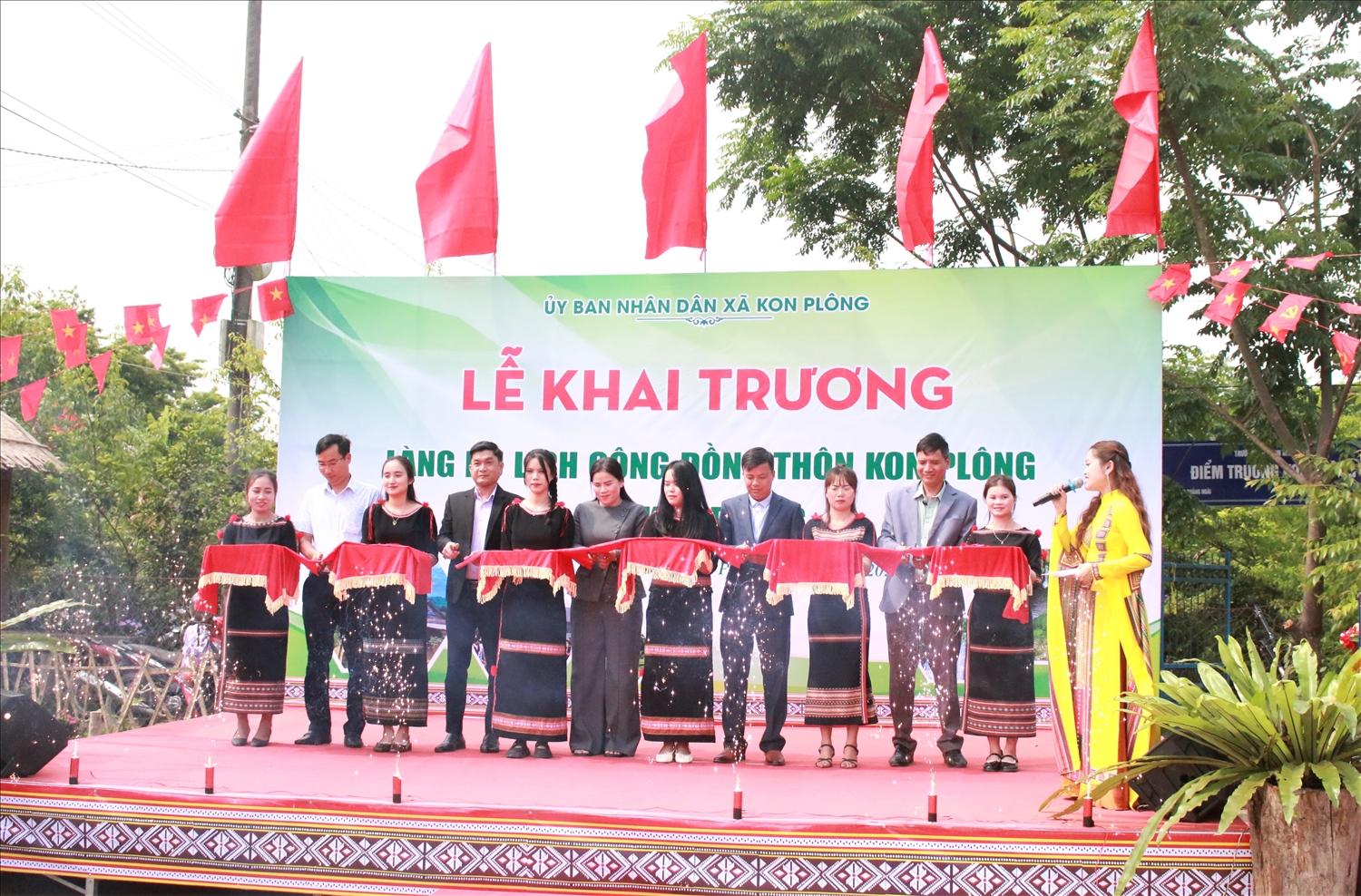 Đại biểu cắt băng khai trương Làng du lịch cộng đồng Kon Plông. (Ảnh: Ngọc Chí)