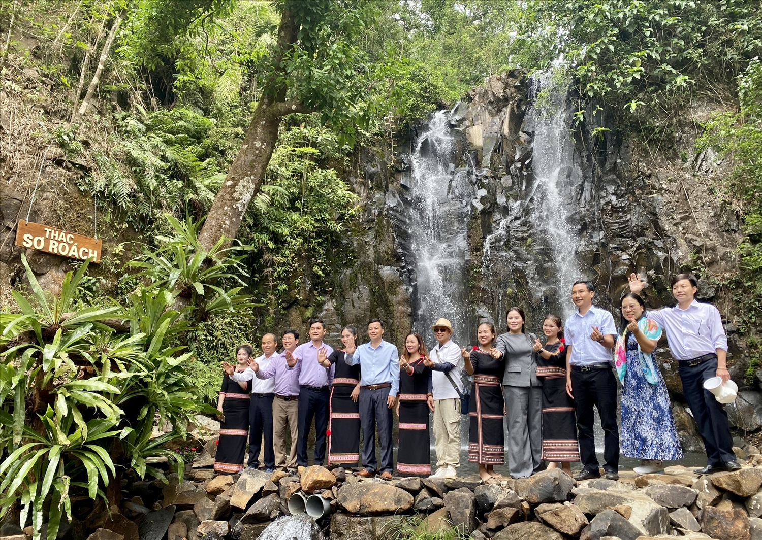 Thác Sơ Roách, điểm đến hấp dẫn của du khách khi đến Làng du lịch cộng đồng Kon Plông. (Ảnh: Ngọc Chí)