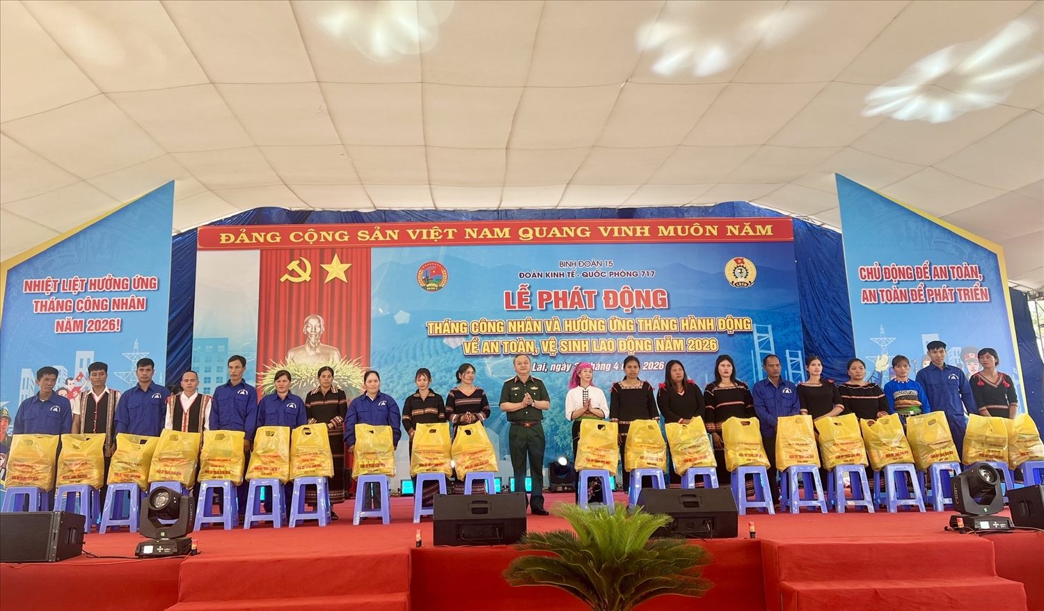 Tư lệnh Binh đoàn trao quà, động viên công nhân DTTS 