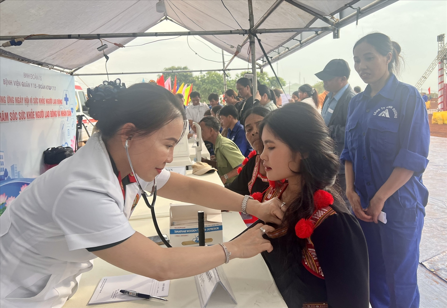 Các y, bác sĩ Binh đoàn 15 khám bệnh, cấp thuốc miễn phí cho công nhân