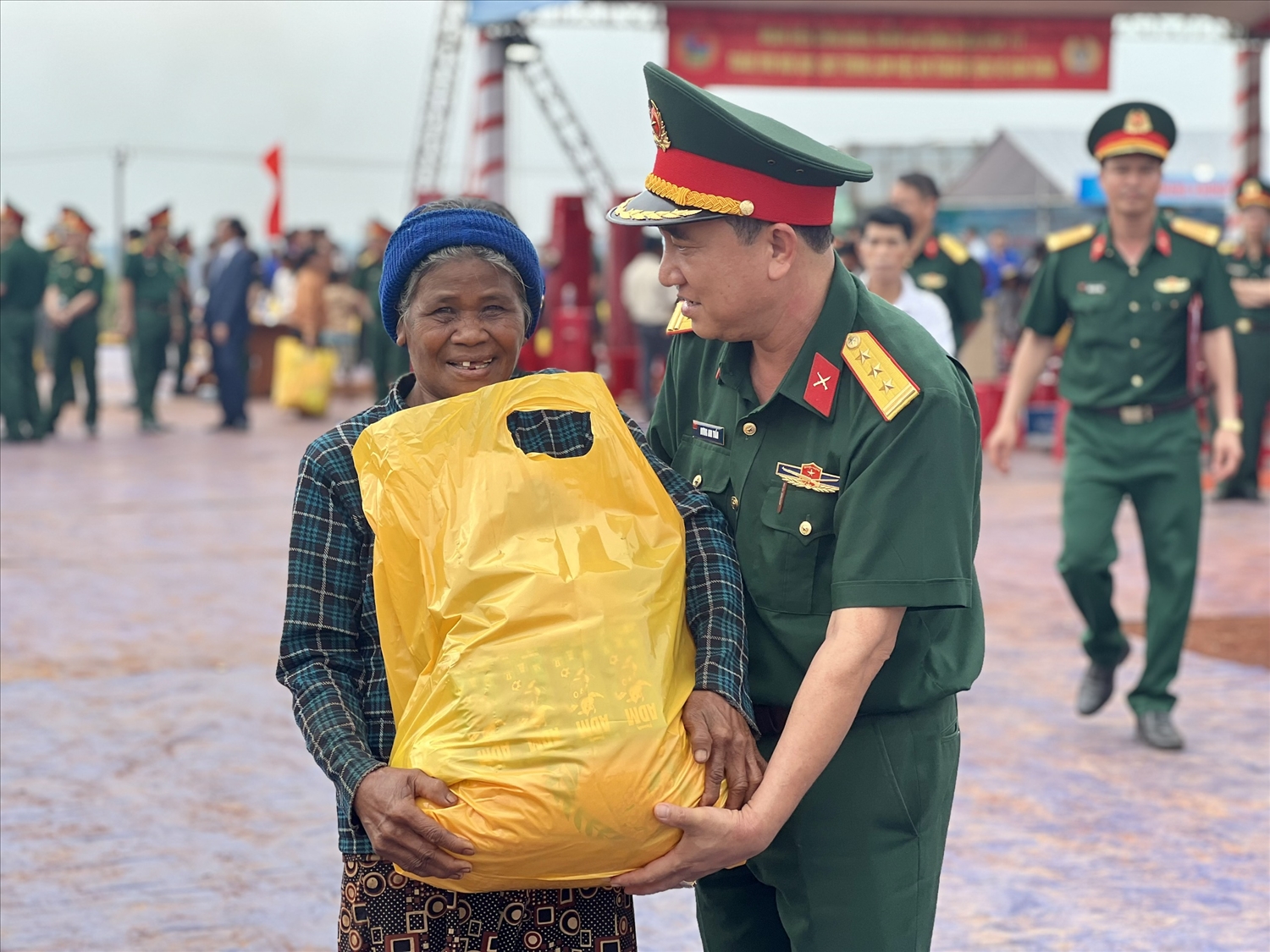 Niềm vui của người nghèo, đồng bào DTTS khi nhận được quà 