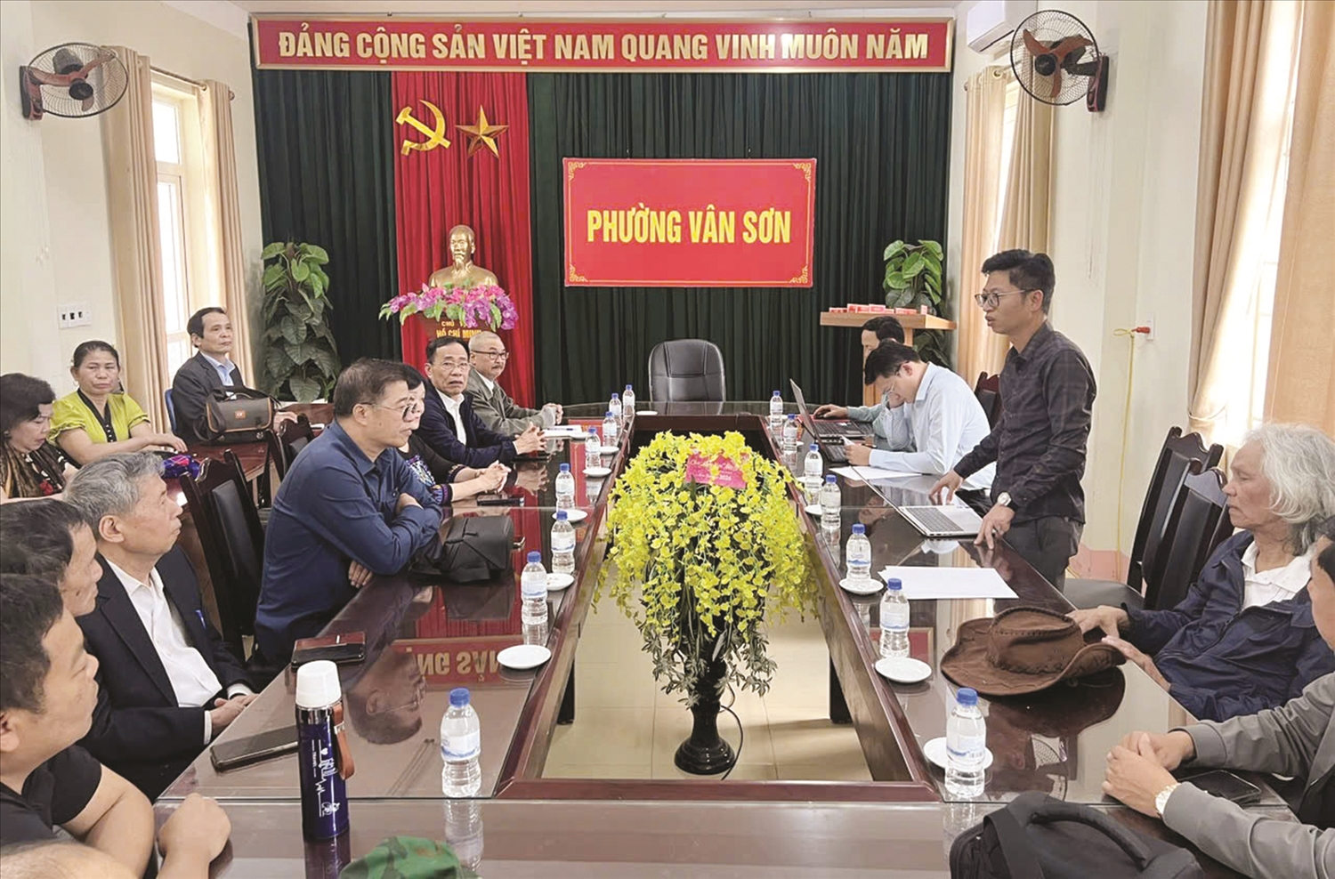 Tác giả bài viết (người thứ hai hàng ghế đầu bên trái) trong một buổi làm việc tại phường Vân Sơn, tỉnh Sơn La. (Ảnh chụp tháng 2/2026)