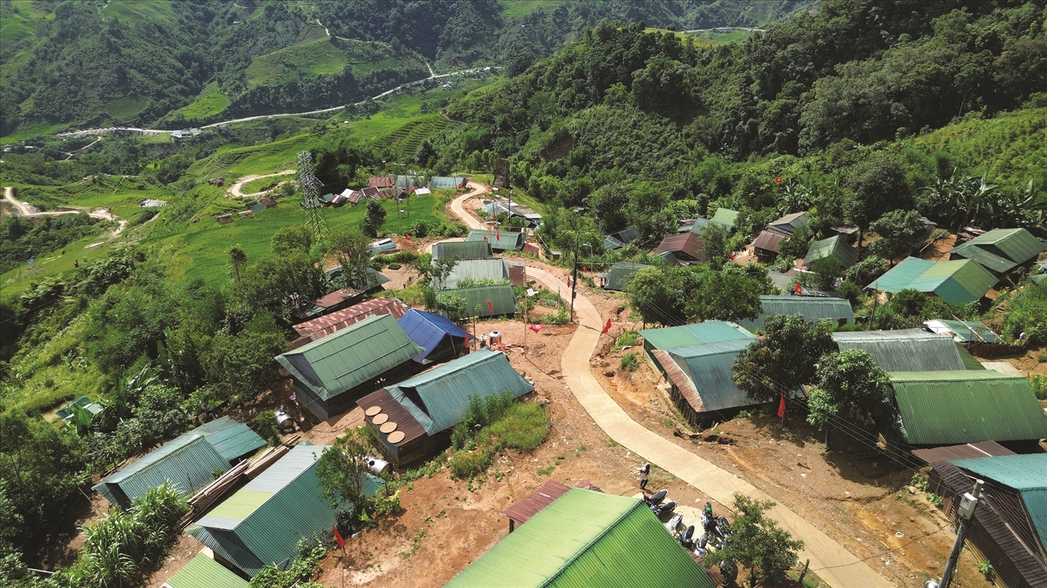 Con đường bê tông uốn lượn qua các sườn đồi đã phá thế cô lập cho làng Kon Tuông, xã Ngọc Linh