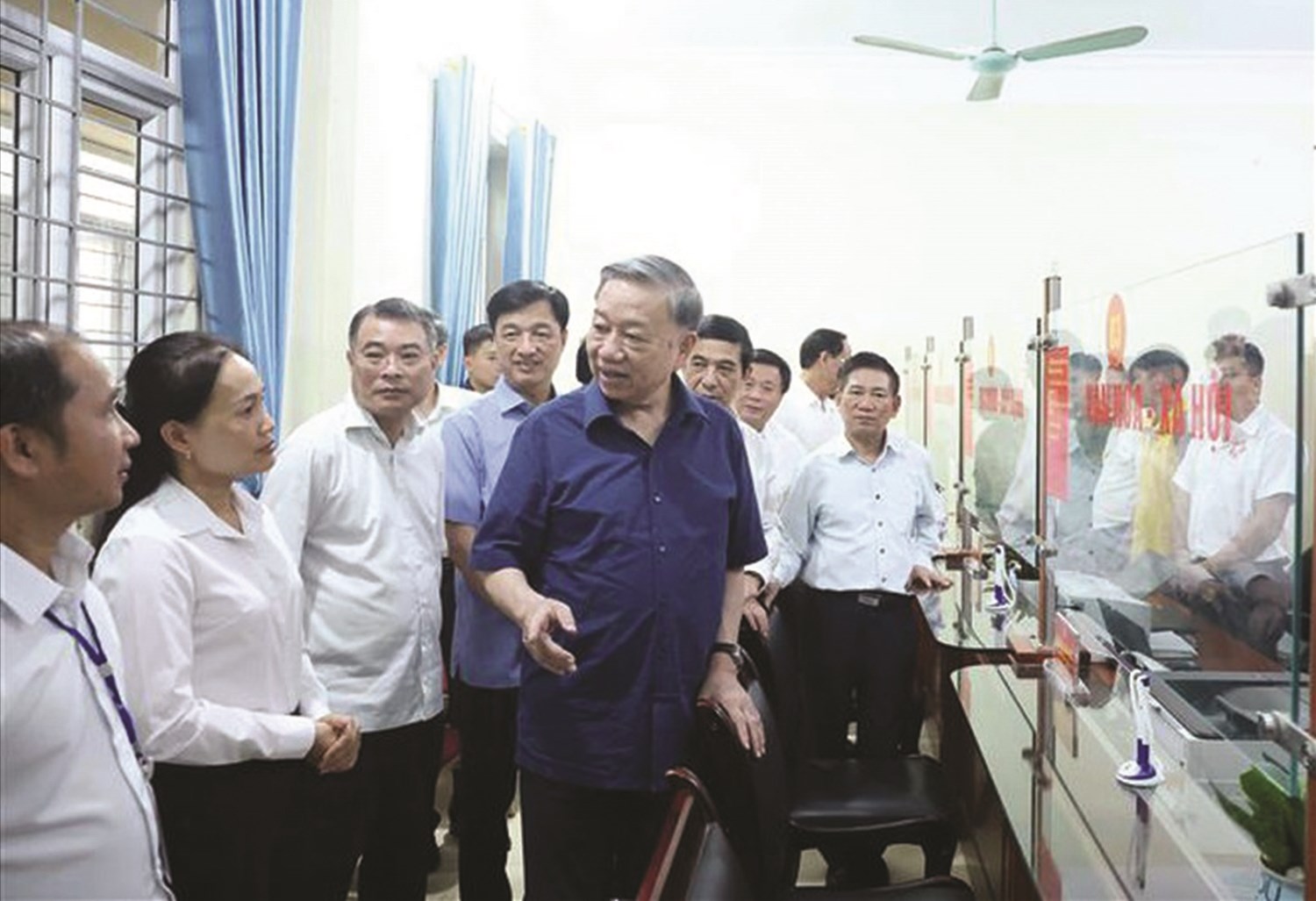 Tổng Bí thư Tô Lâm thăm, kiểm tra Trung tâm Phục vụ Hành chính công xã Si Pa Phìn, tỉnh Điện Biên. Ảnh: TTXVN