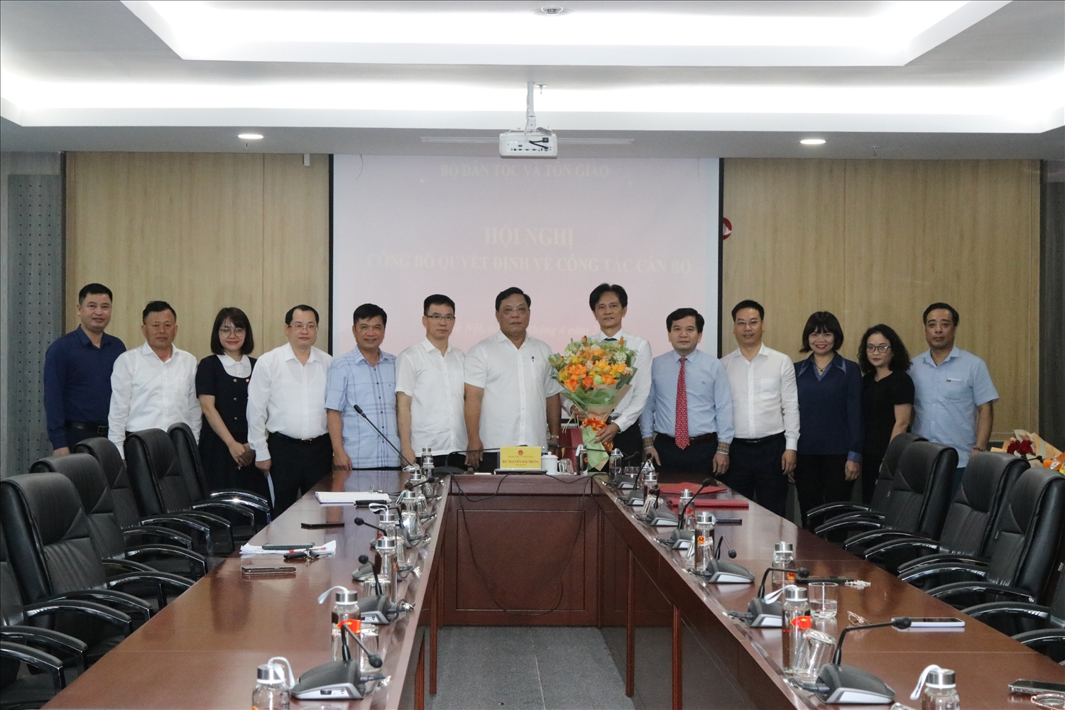 Lãnh đạo các vụ, đơn vị chúc mừng ông Bùi Thiện Lạc được nhận quyết định nghỉ hưu theo chế độ