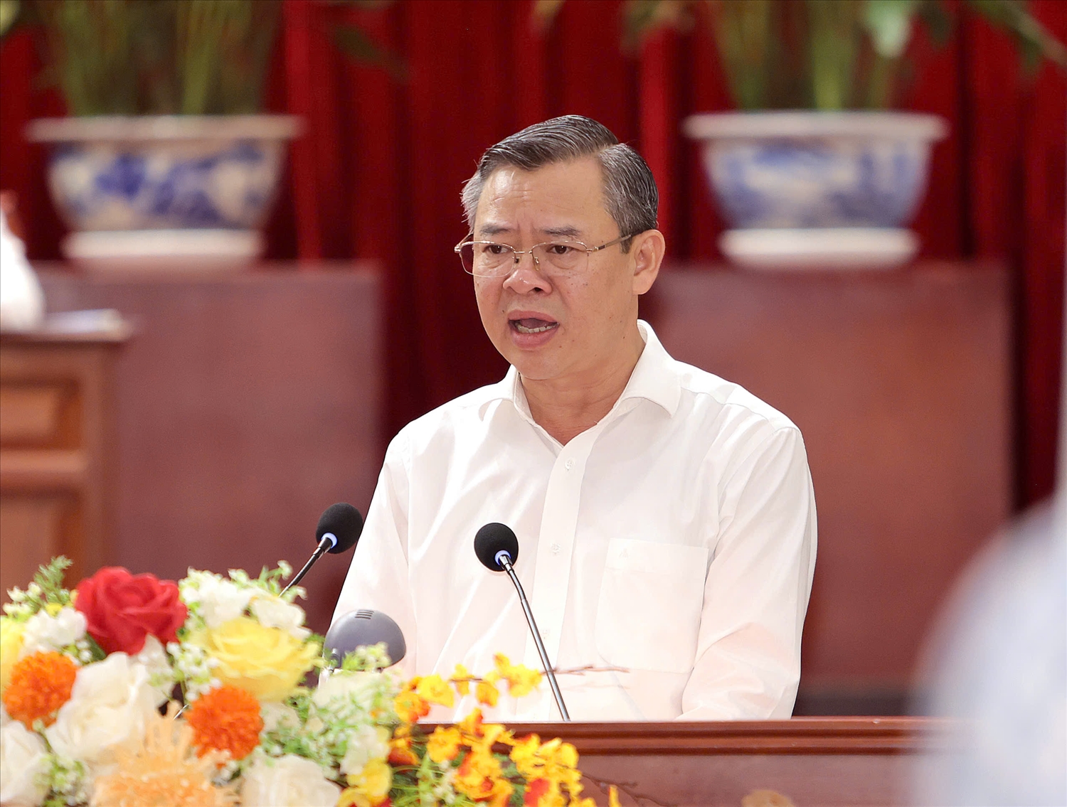 Chủ tịch UBND TP. Cần Thơ Trương Cảnh Tuyên làm rõ một số vấn đề mà cử tri quan tâm