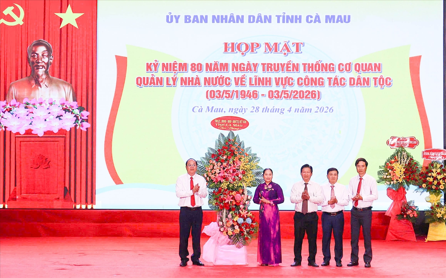 Ông Nguyễn Hồ Hải, Uỷ viên Ban Chấp hành Trung ương Đảng, Bí thư Tỉnh uỷ Cà Mau (bìa trái), tặng hoa chúc mừng tập thể ngành công tác dân tộc tỉnh.
