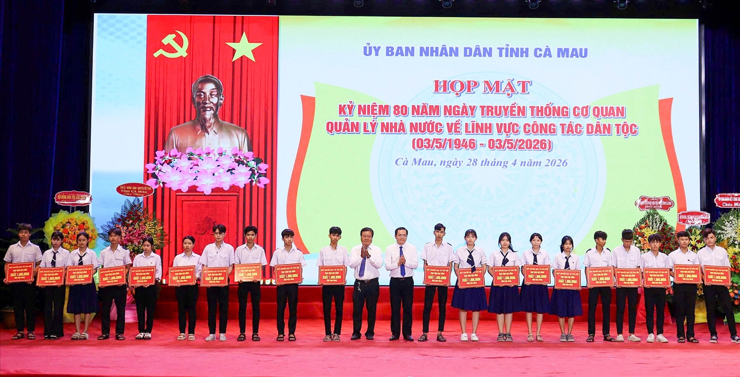 Trao học bổng cho 20 em học sinh Trường Phổ thông Dân tộc nội trú Cà Mau