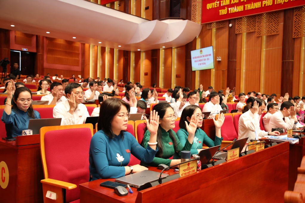 Các đại biểu biểu quyết thông qua các nghị quyết tại kỳ họp