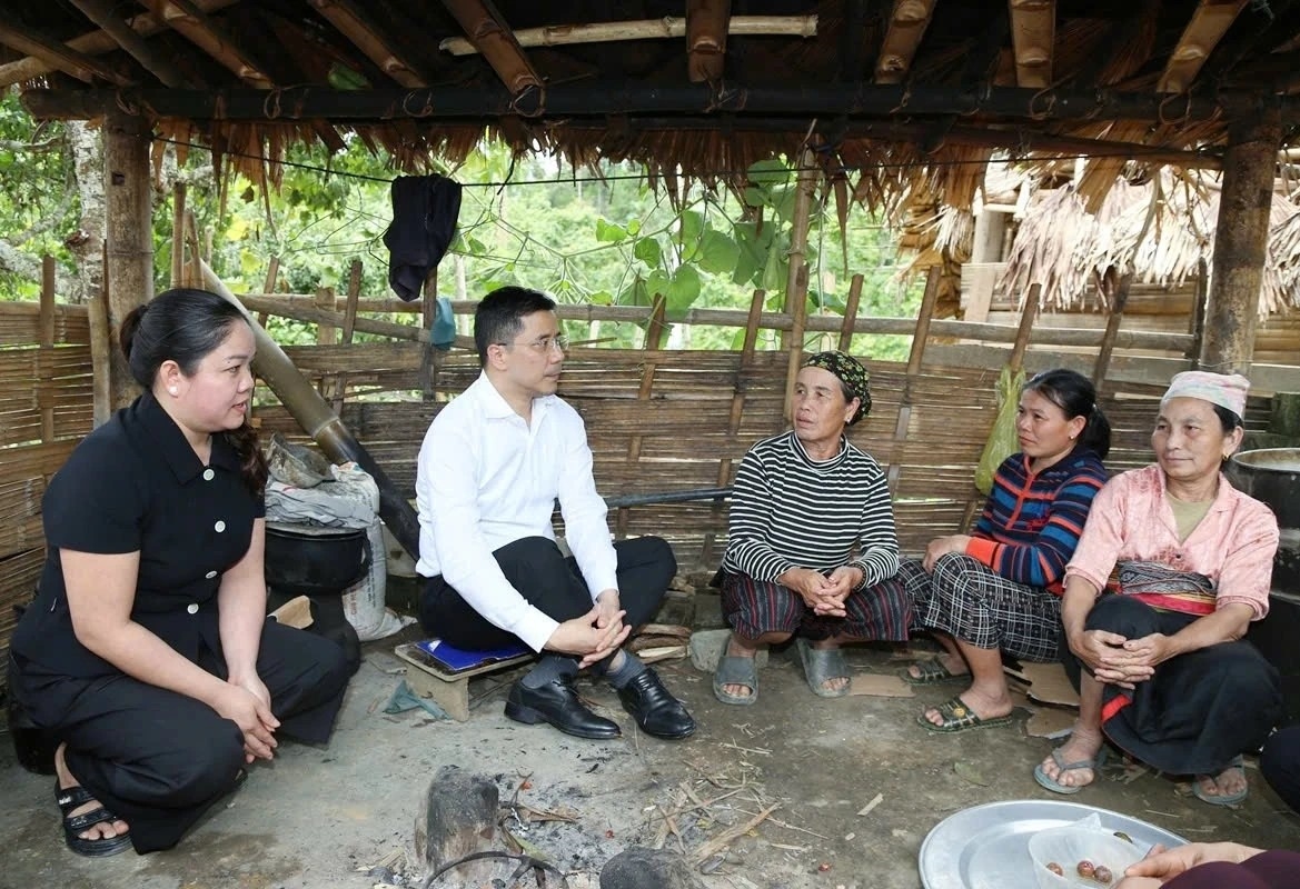 Phó Bí thư Thường trực Tỉnh ủy, Chủ tịch HĐND tỉnh Nguyễn Hồng Phong thăm hỏi, chia sẻ trước những khó khăn của bà con Nhân dân do thiên tai gây ra. Ảnh Quốc Hương