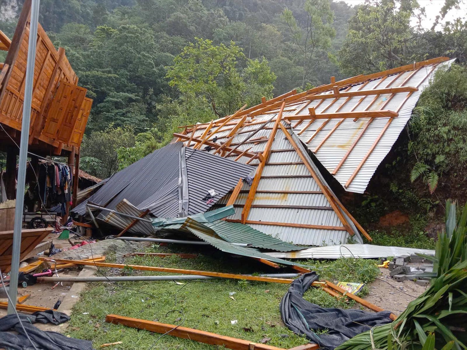 Mưa lớn kèm gió mạnh làm tốc mái nhà ông Lò Văn Chẳng (thôn Pà Ban) và gây hư hại nhiều nhà dân tại thôn Eo Kén, xã Pù Luông (Thanh Hóa). 