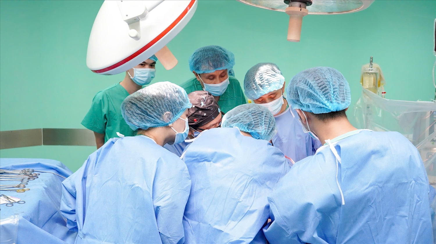 Ê-kíp y bác sĩ Bệnh viện Trung ương Huế tiến hành ca ghép tạng cho bệnh nhân (Ảnh: Điền Quang)