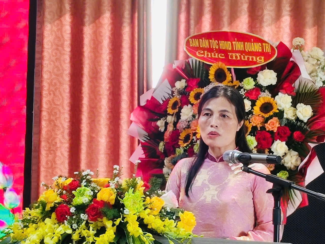 Bà Hồ Thị Minh, Phó Giám đốc Sở Dân tộc và Tôn giáo tỉnh Quảng Trị đọc diễn văn ôn lại chặng đường 80 năm ngành quản lý nhà nước về lĩnh vực dân tộc