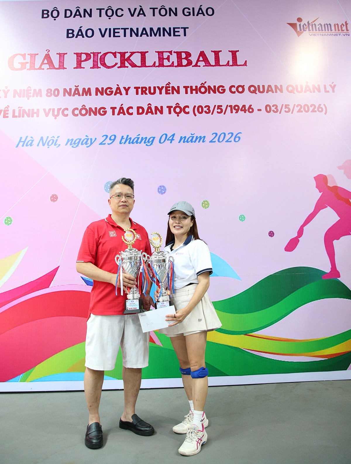 Cặp đôi Phan Vũ - Nguyễn Thị Phương Cúc với ngôi Á quân đôi nam nữ nhóm tuổi trên 45