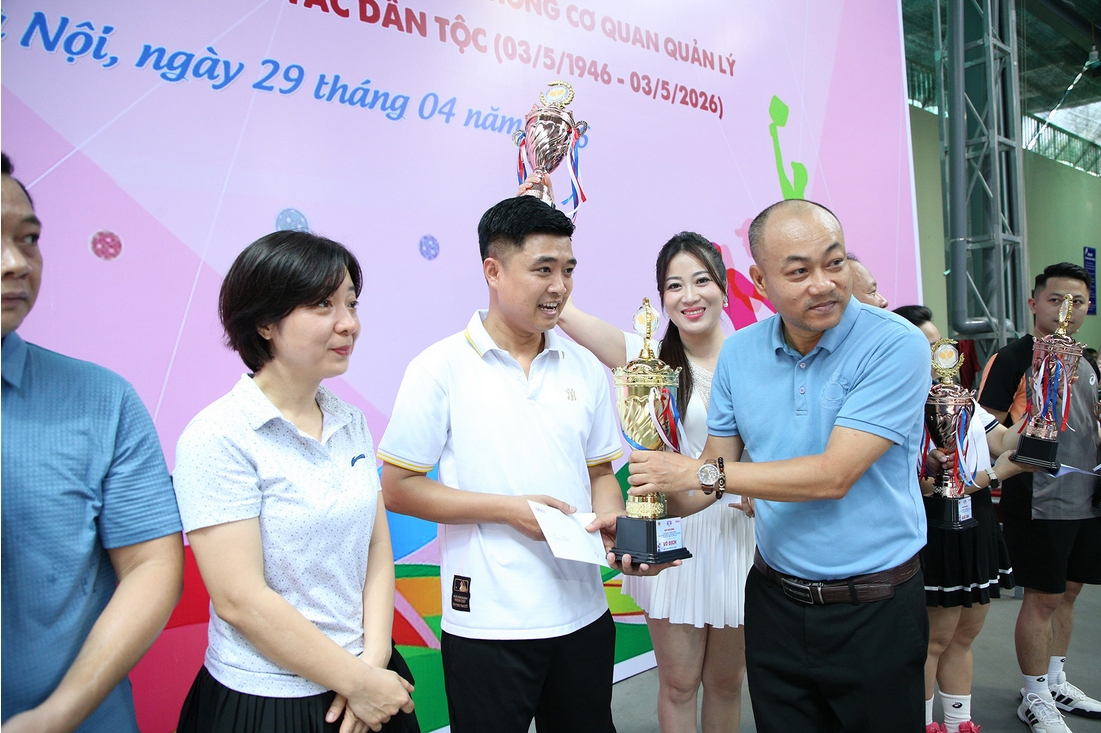 Ông Lê Thế Vinh - Phó Tổng biên tập Báo VietNamNet trao Cup vô địch nhóm tuổi dưới 45 cho cặp đôi Nguyễn Trường Giang - Đặng Thu Thủy