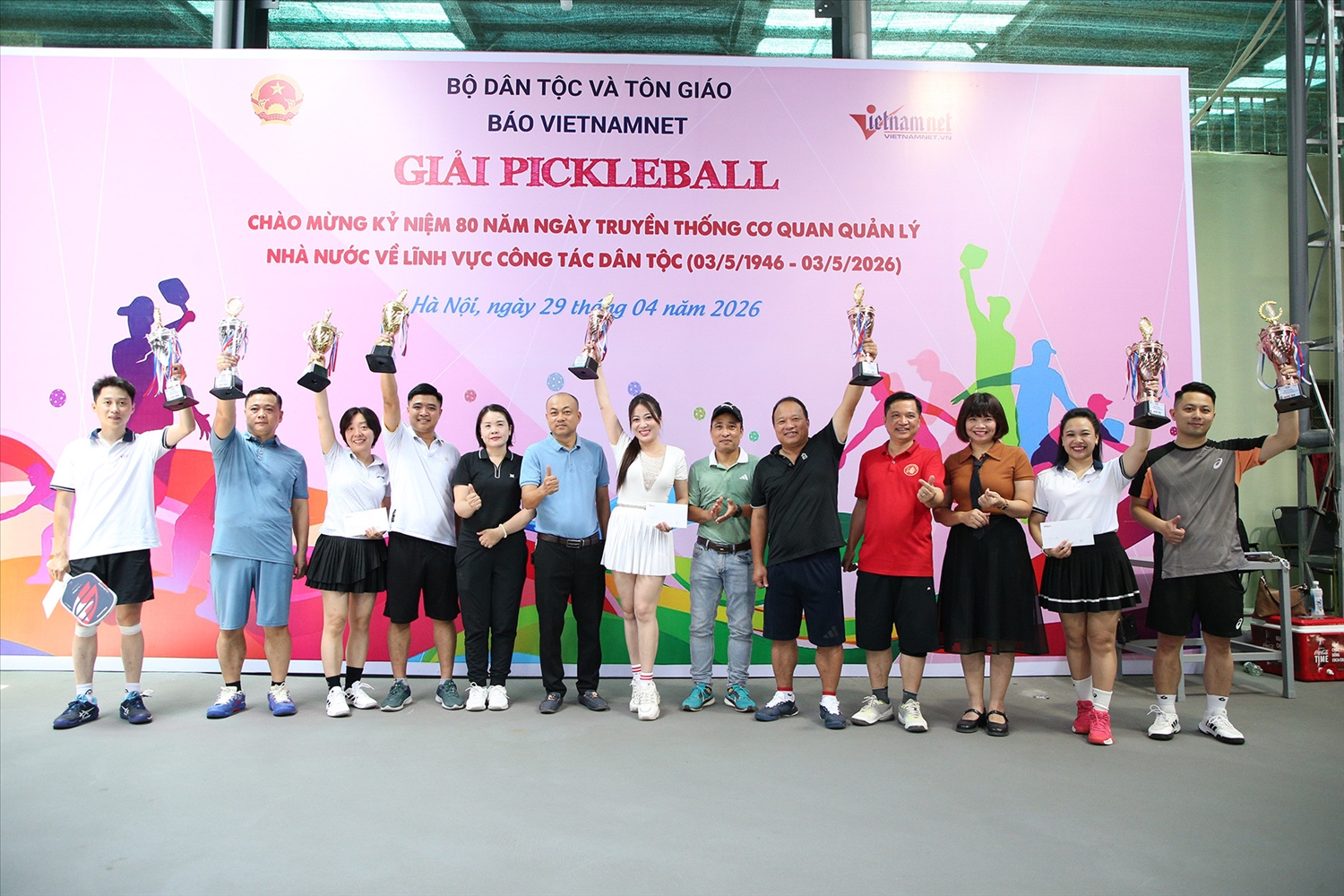 Ban tổ chức chụp ảnh cùng các vận động viên đoạt giải